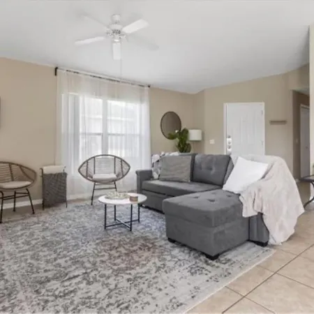 Welcome Home To This Beautiful 4 Bdrm House With Heated Pool Minutes Away From Disney And Universal Parks.